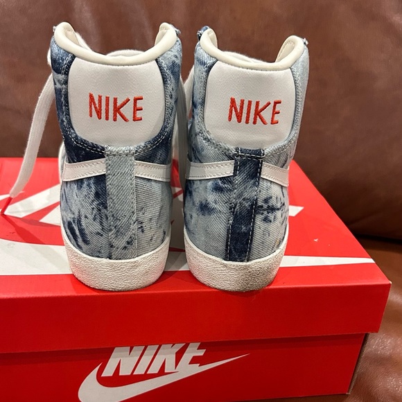 Nike Blazer Mid 77  Women's- Washed Denim Sneakers (Size 8.5) - Picture 4 of 5